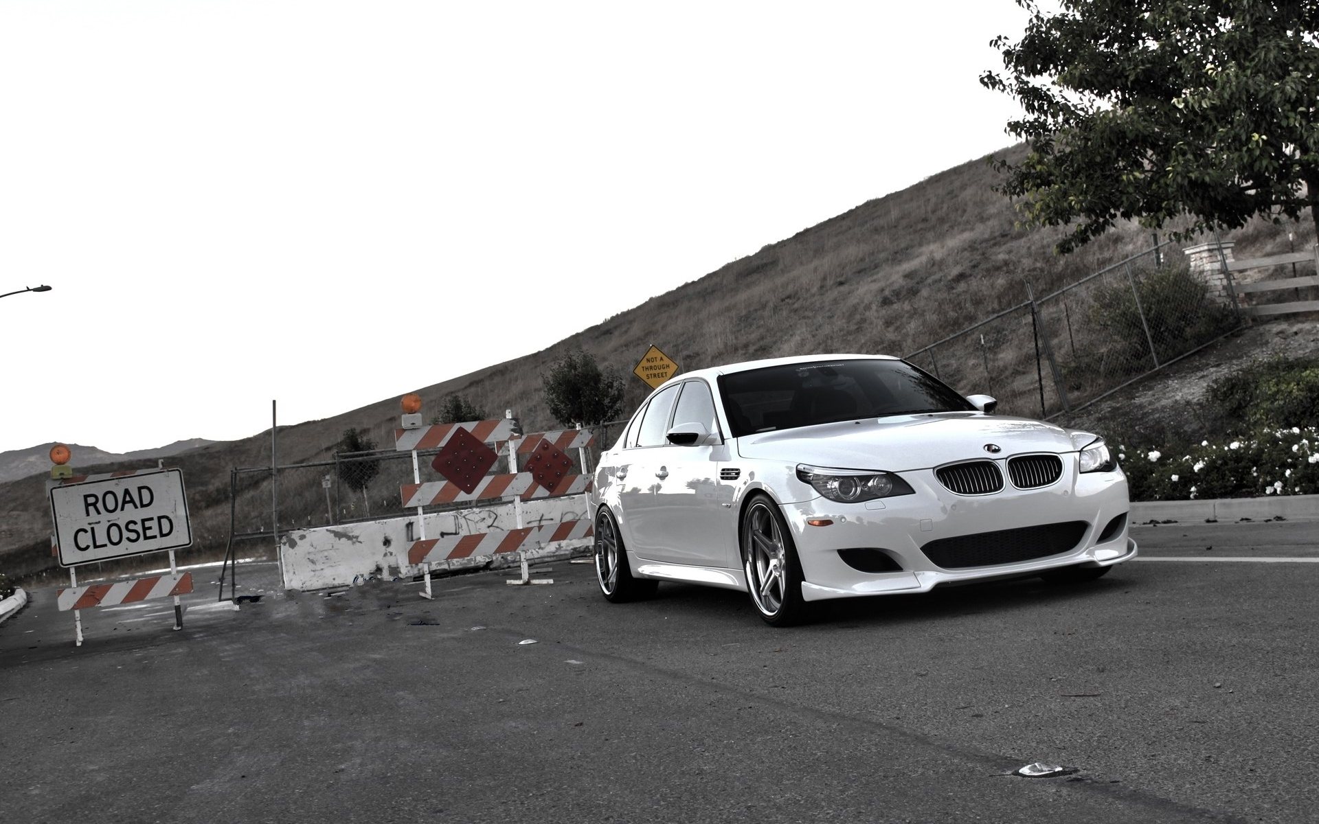 Белый BMW 5 series заехал в тупик